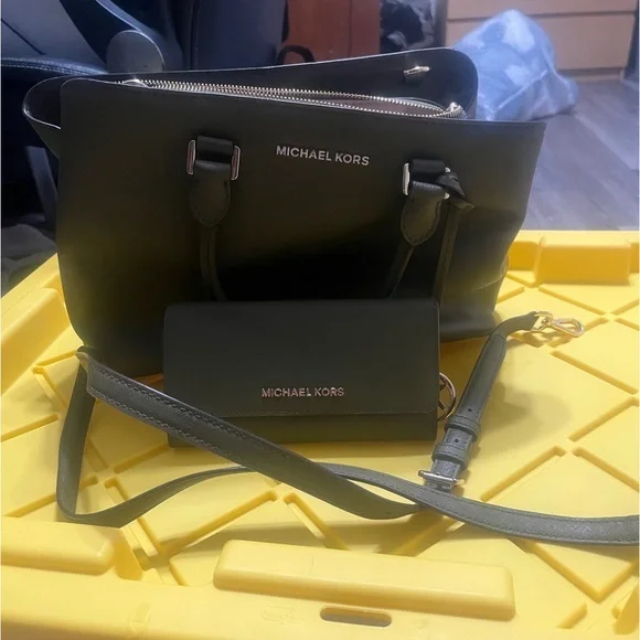 Michael Kors Purse with Wallet - Picture 1 of 10